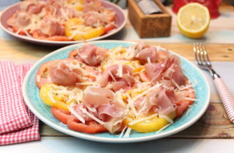 Tomatencarpaccio mit Parmaschinken und Parmesan
