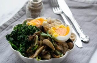 Eier-Spinat-Bowl mit Porridge