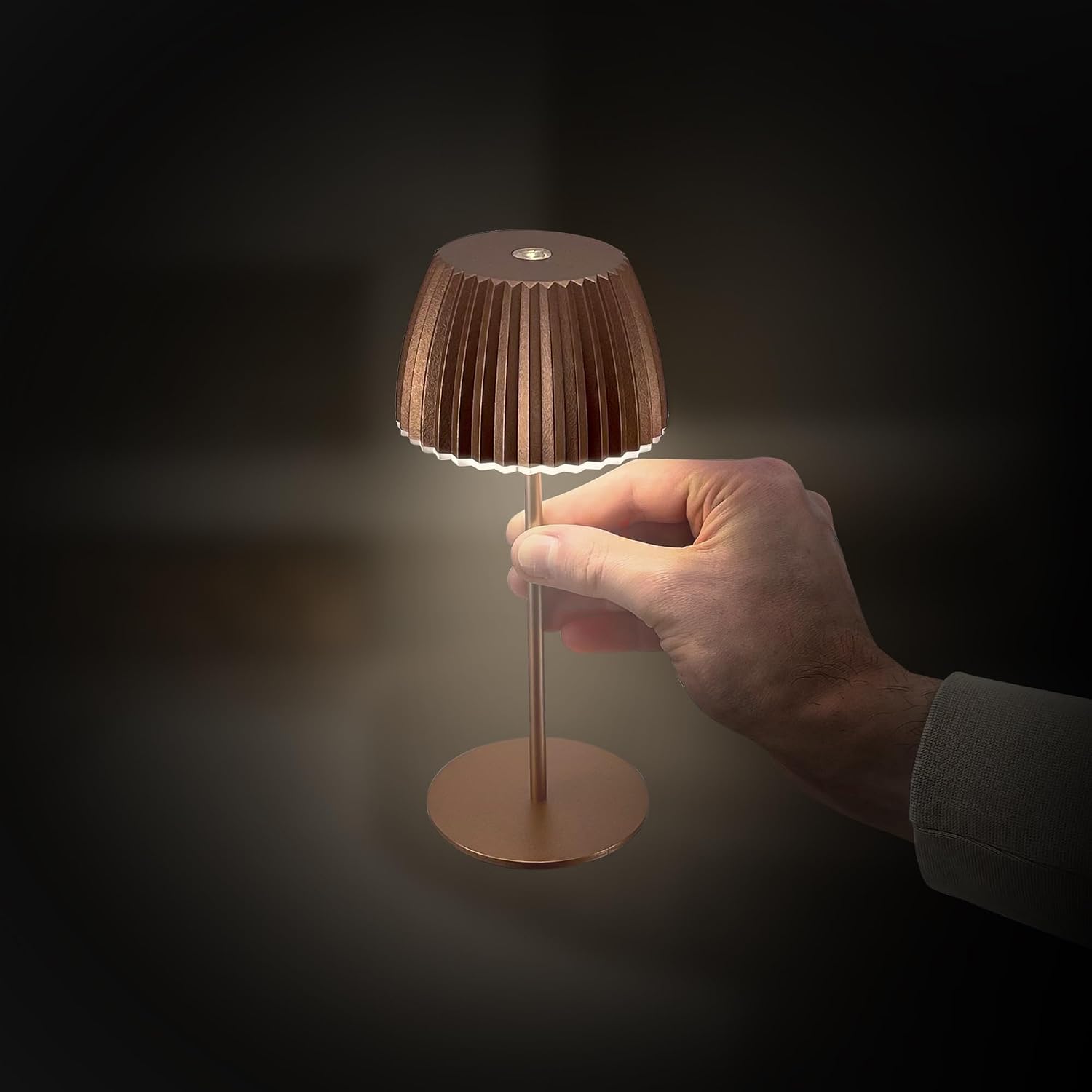 BRILONER Riffle Mini LED Table Lamp, Wireless, IP44, with Light Edge, Touch Dimmer, Replaceable Battery, Bedside Lamp, Battery-Operated, German Design Award Winner 2025, 8.5 x 20 cm, Copper-Coloured – Bild 7