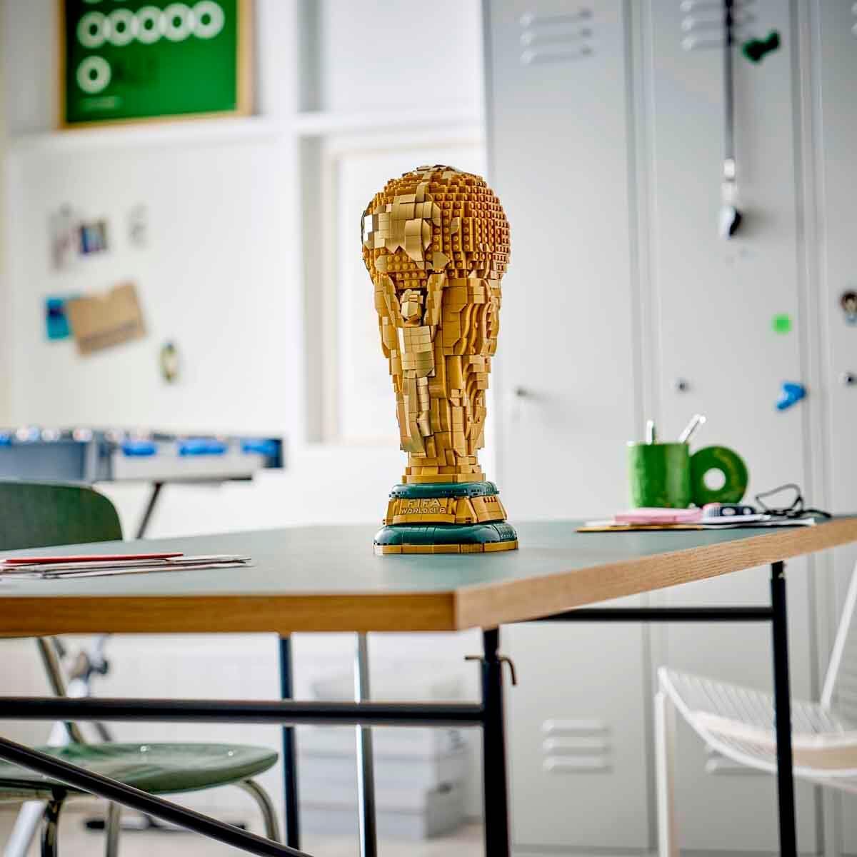LEGO Editions Official FIFA World Cup Trophy 43020 – Bild 2
