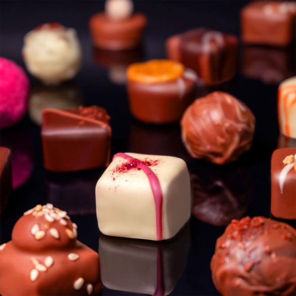 Pralinenbote Genussmanufaktur - Alcohol-free selection with 24 handmade chocolates of German chocolatiers, the exclusive chocolate gift – Bild 4