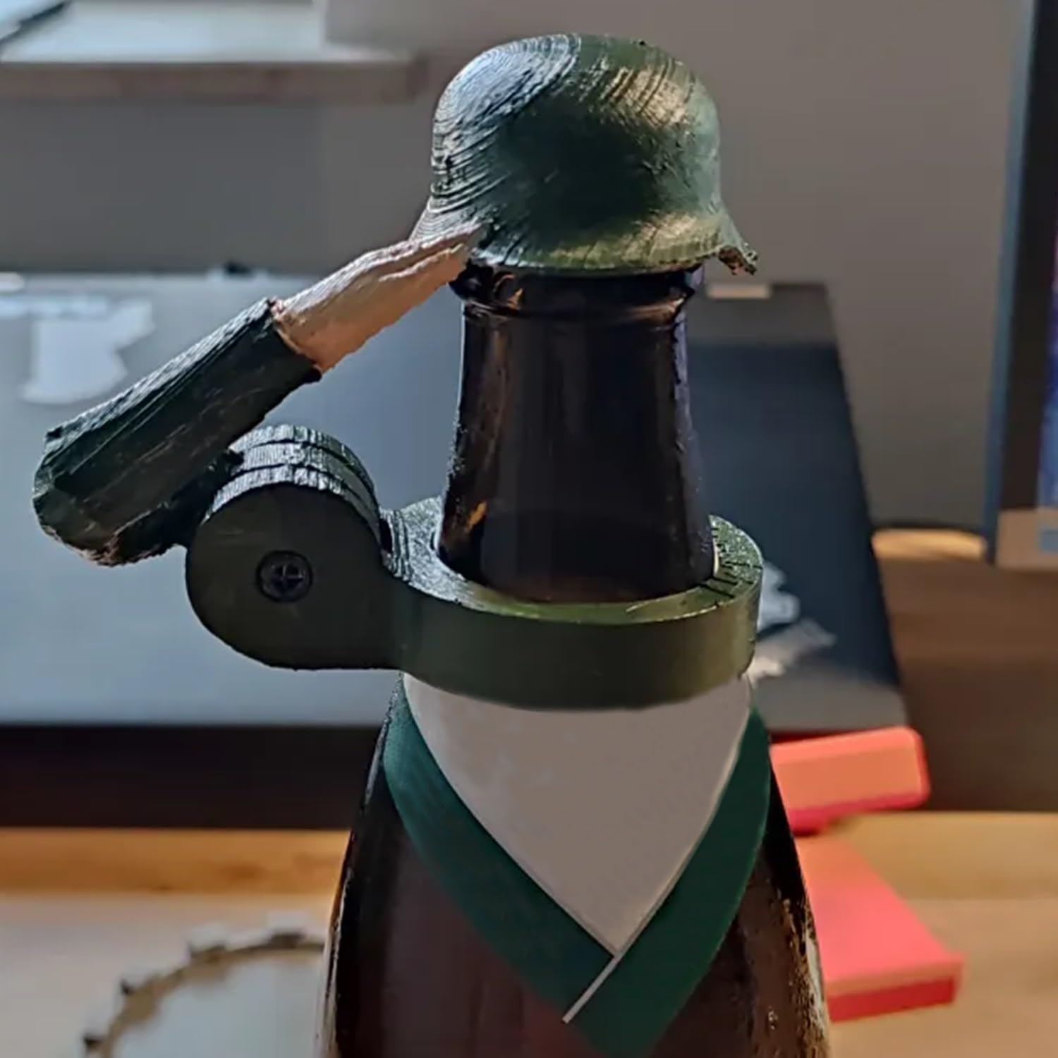 Soldier Salut Beer Bottles Helmet Soldier Greeting Beer Bottle Helmet Soldiers Salut Beer Bottle Stoppers for Beer Bottles Soldier Greeting Beer Helmet (Black + Green, 4 Pack) – Bild 4