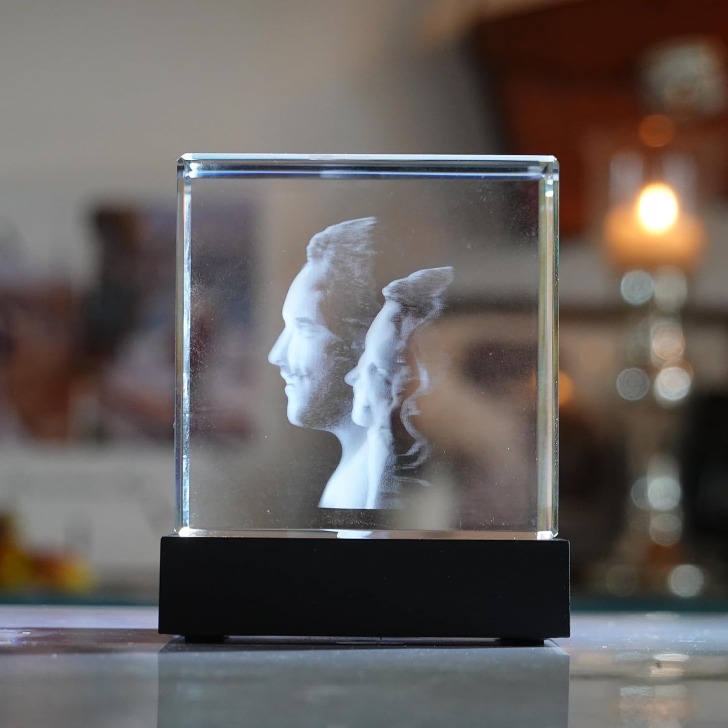 contento 3D Crystal Cube, Your Photo Portrait Engraved in Glass, 1-2 People/Animals, 3D Crystal Photo as a Gift for Birthday, Christmas, Wedding, Includes Light Base, Size M (6 x 6 x 6 cm) – Bild 2