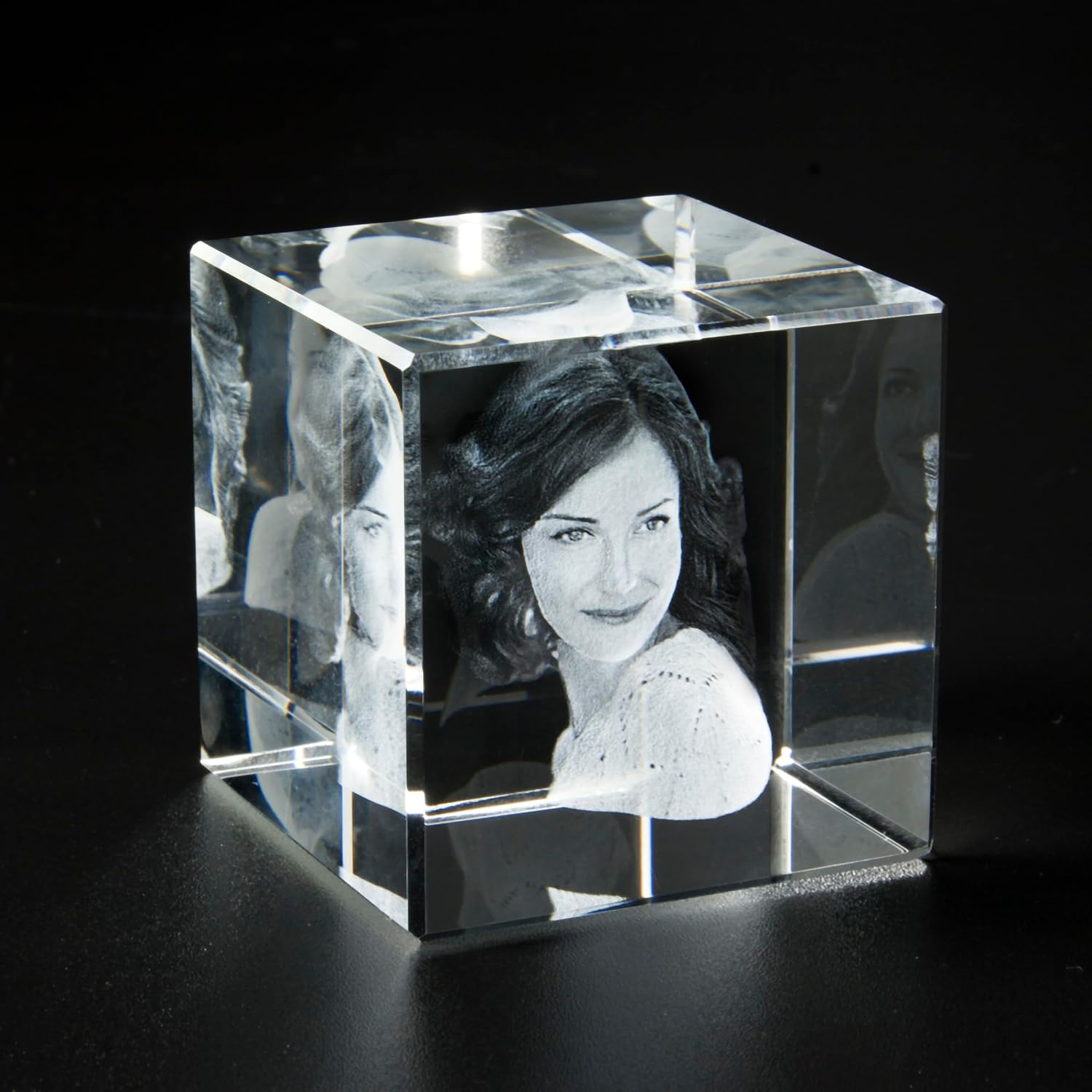 contento 3D Crystal Cube, Your Photo Portrait Engraved in Glass, 1-2 People/Animals, 3D Crystal Photo as a Gift for Birthday, Christmas, Wedding, Includes Light Base, Size M (6 x 6 x 6 cm) – Bild 3