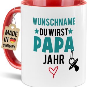 Tassendruck Baby-News Tasse mit Name & Jahr selbst gestalten – Du wirst Papa – Personalisiertes Geschenk zur Schwangerschaft für werdenden Vater – Keramiktasse, 300 ml, Innen & Henkel Rot