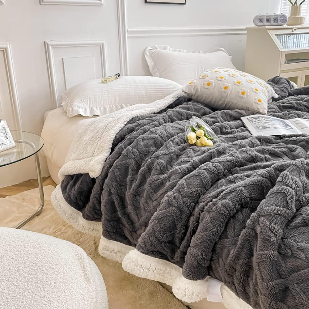 WONGS BEDDING Cuddly Blanket, 150 x 200 cm, Fluffy Sherpa Blanket, Sofa Throw, Fleece Blanket, Thick Sofa Blanket, Double Face, Extra Warm and Soft Couch Blanket, Grey Blankets – Bild 5