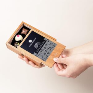 CHOCOLISSIMO Elegance – Alcohol Free – 10 Luxury Chocolates | in a Wooden Box with Engraving | Personalised Gift Ideas | Company Gifts | Gift | Special Chocolate