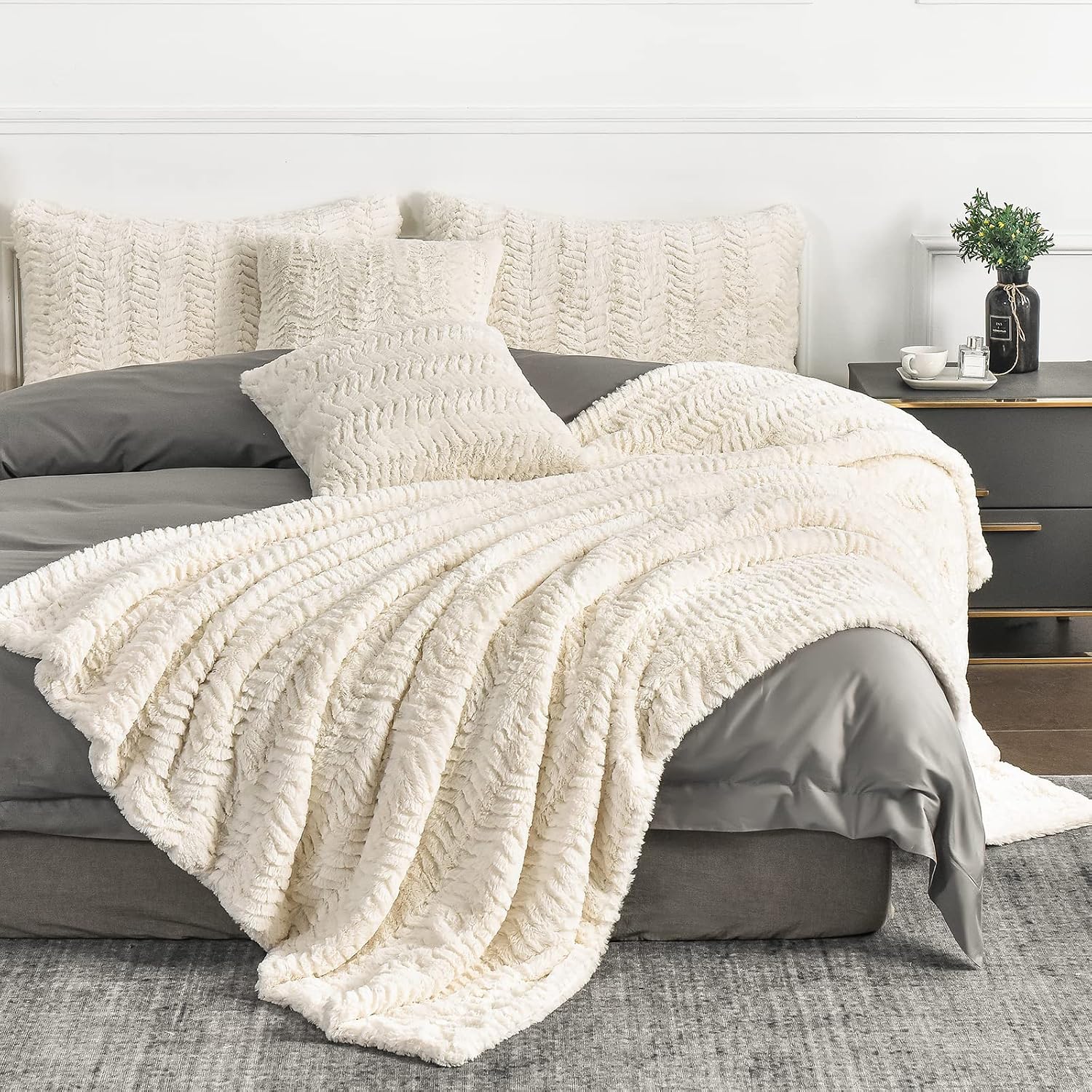 YUSOKI Luxury Double Sided Faux Fur Throw Blanket (No Pillow) Soft Fluffy Cozy Blanket Plush Fluffy Comfortable Warm Blanket for Couch Bed Chair Sofa Bedroom Women – Bild 4