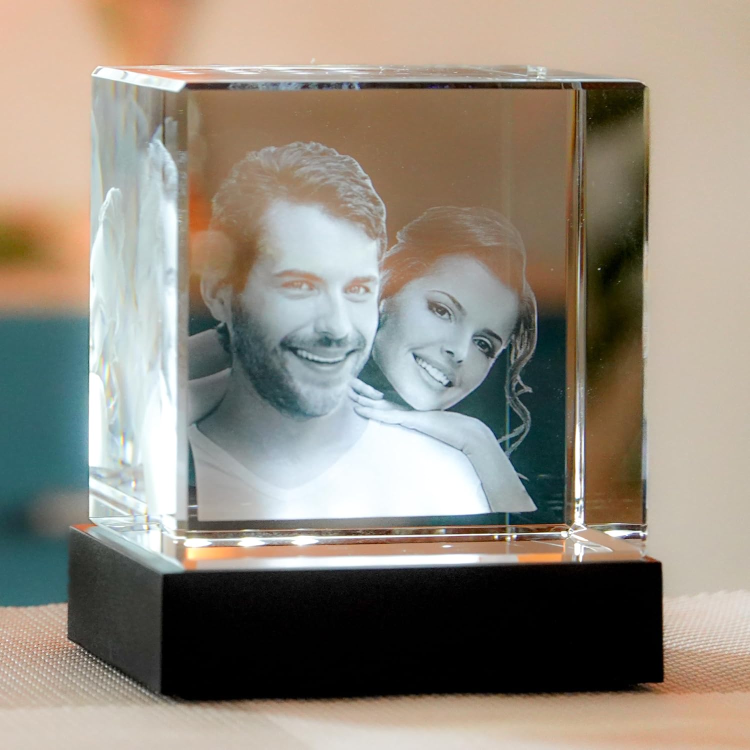 contento 3D Crystal Cube, Your Photo Portrait Engraved in Glass, 1-2 People/Animals, 3D Crystal Photo as a Gift for Birthday, Christmas, Wedding, Includes Light Base, Size M (6 x 6 x 6 cm) – Bild 4