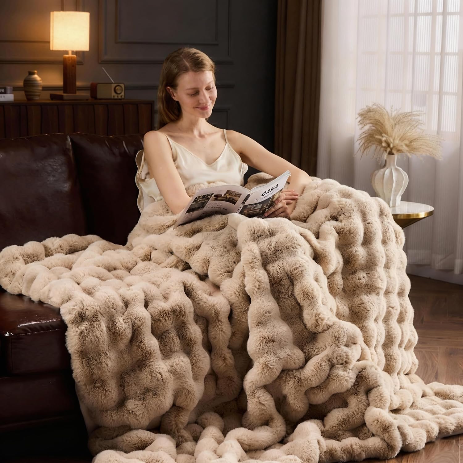 YBIKE Faux Fur Throw Blanket, Fluffy Soft Plush Bubble Blanket 150 × 130 cm, Warm Double-Sided Imitation Rabbit Blanket for Bed, Sofa, Couch and Armchair (Skin Color) – Bild 3