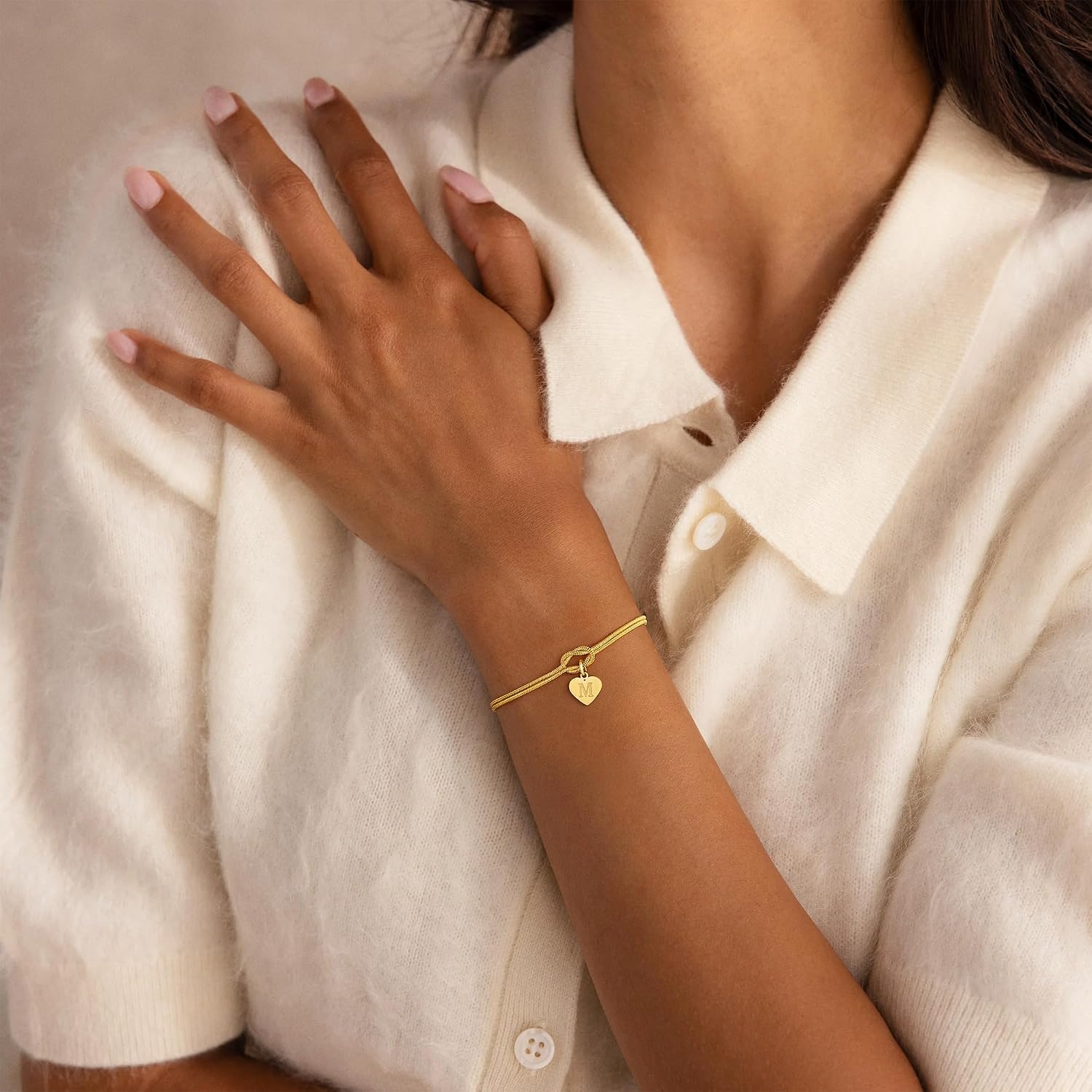 Turandoss Women's Gold Bracelet - 18K Gold Plated Knot Bracelet with Letters A-Z Heart Pendant Bracelets Gifts for Women Girlfriend Girls Maid of Honor Gift Women – Bild 4