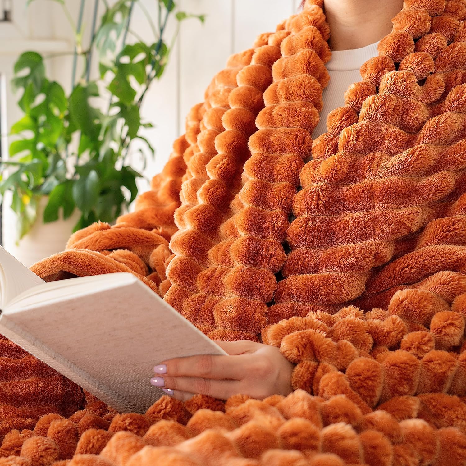 Cuddly Blanket Modern 3D Corduroy Look Design 150 x 200 cm High-Quality Fluffy Cuddly Blanket in Fur Look Sofa Blanket with Cuddly Fleece Back (Brown) – Bild 4