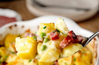 Kartoffelauflauf mit Salami und Brie: Cremig aus dem Ofen