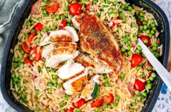 Orzo-Pfanne mit Hähnchen, Bacon und Erbsen