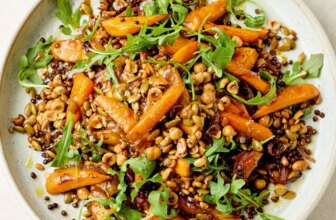 Salat mit gerösteten Möhren und Haselnüssen – Rezept von Ella Mills