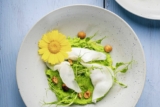 Kohlrabi-Ravioli mit Thymian-Frischkäse, Erbsencreme und Haselnüssen