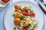 Panko-Rettich mit Oliven-Hirse und Tomaten-Zwiebel-Confit