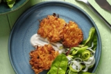 Süßkartoffel-Rösti mit Mangold-Lauch-Salat und Chili-Mayonnaise