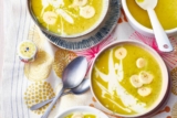 Bananen-Kokos-Currysuppe mit Orangensaft