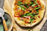 Vegane Gemüsepizza mit Currysauce