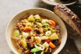 Veganer Kartoffeleintopf mit Räuchertofu