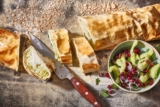 Kohlstrudel mit Gurkensalat