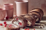 Himbeer-Kakao-Rolle mit Erythrit Rezept | Küchengötter