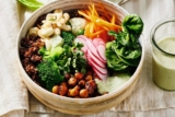 Quinoa-Bowl mit BBQ-Kichererbsen