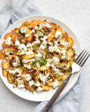 Pfirsich-Carpaccio mit Feta. Sommerliche Vorspeise.