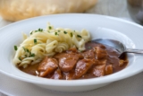 Schnelles Wurstgulasch mit Nudeln – Rezept