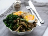Eier-Spinat-Bowl mit Porridge