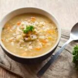 Gemütlicher Komfort in einer Schüssel: Rezept für Gersten- und Gemüsesuppe