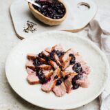 Gebratene Entenbrust mit schwarzen Johannisbeeren – Rezept von Sarah Johnson