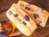 Krosses Oliven-Ciabatta mit Kräutern – Oma Kocht