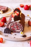 Schoko-Crêpe-Rolle mit Erdbeeren – Emmas Lieblingsstücke