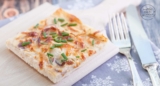 Zwiebelkuchen vom Blech: Rezept mit Hefeteig (vegetarisch)