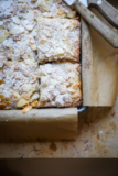 Almond Croissant Blondies – Rezept – der Mandelhörnchen Kuchen