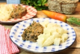 Bärlauch-Karotten-Hackbraten mit cremigem Bratkohlrabi – Happy Carb Rezepte