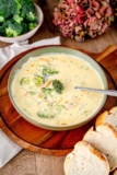 Cremige Brokkoli-Cheddar-Suppe