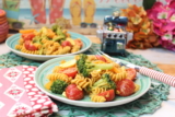 Curry-Linsenspirelli-Salat mit Brokkoli und Tomaten