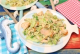 Dillige Lachs-Erbsen-Spitzkohlpfanne – Happy Carb Rezepte