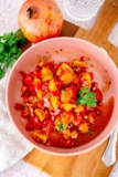 Tomaten-Granatapfel-Salat mit Granatapfelsirup-Dressing