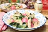 Keto-Hähnchenpfanne mit Mangold und Radieschen