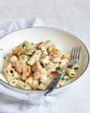 Nudeln mit „Caesar Salad Pesto“. Mit gebratenem Hähnchen oder Tofu.