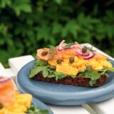Rührei mit Räucherlachs – Rezept aus dem Kochbuch „Moin“