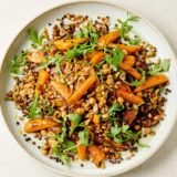 Salat mit gerösteten Möhren und Haselnüssen – Rezept von Ella Mills