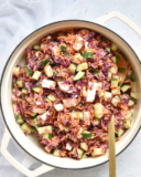 Rotkohl-Möhren-Salat. Mit Gurke und Feta. Wunderbar knackig!