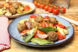 Salsiccia-Meatballs mit Tomaten-Ofengemüse – Happy Carb Rezepte