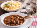 Geschmortes Schweinegulasch mit Rotwein – Oma Kocht