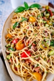 Spaghettisalat mit Salami, Mozzarella und Balsamico-Dressing